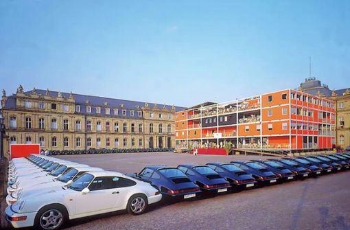 Um die dreistöckige Container-City im Ehrenhof des Neuen  Schlosses bildeten Porsche-Limousinen den „Zaun“. Foto: /Archiv