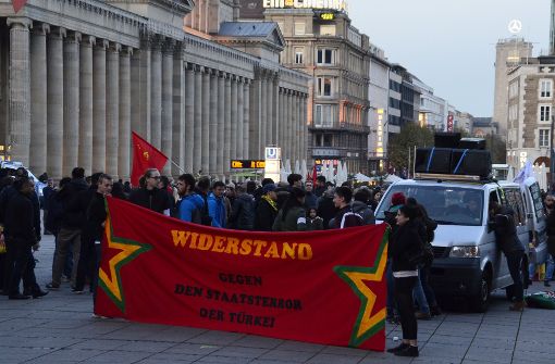 Kurden erinnern in Stuttgart an das Schicksal der Menschen in Syrien. Foto: Andreas Rosar