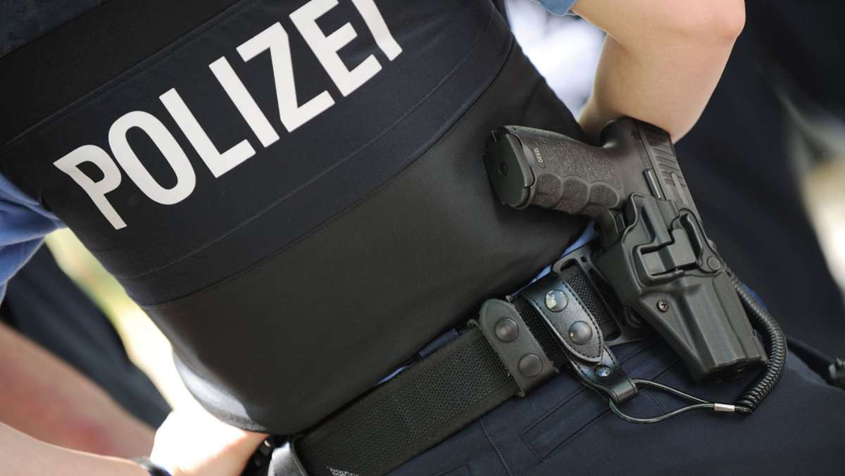 Raub in Stuttgart: Drei Männer schlagen auf 28-Jährige ein