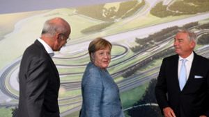 Bundeskanzlerin Angela Merkel mit Daimler-Chef Dieter Zetsche (links) und Baden-Württembergs Innenminister Thomas Strobl bei dem Besuch in Immendingen. Foto: dpa