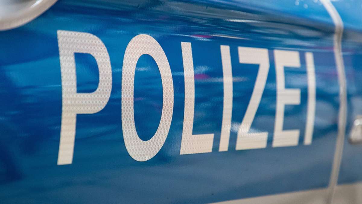 Unfall in Esslingen: Auto gegen Mauer gerollt
