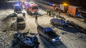 Schreckliche Szenen im Schneegestöber: Bei dem Unfall am 15. Januar hatten die beiden Fahrer keine Chance. Foto: SDMG