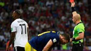 Das war’s: Jerome Boateng fliegt gegen Schweden vom Platz. Foto: AFP