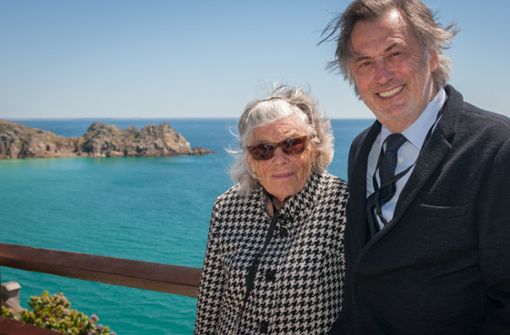 Die 2019 verstorbene Rosamunde Pilcher mit dem deutschen Filmproduzenten Michael Smeaton: Das Foto wurde 2014 in Cornwall aufgenommen. Foto: Jon Ailes