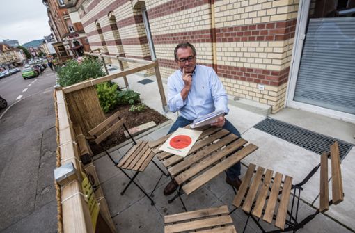 Matthias Filbinger auf seiner neuen kleinen Terrasse. Mit den Forderungen der Stadt ist er überhaupt nicht einverstanden. Foto: Lichtgut/Julian Rettig