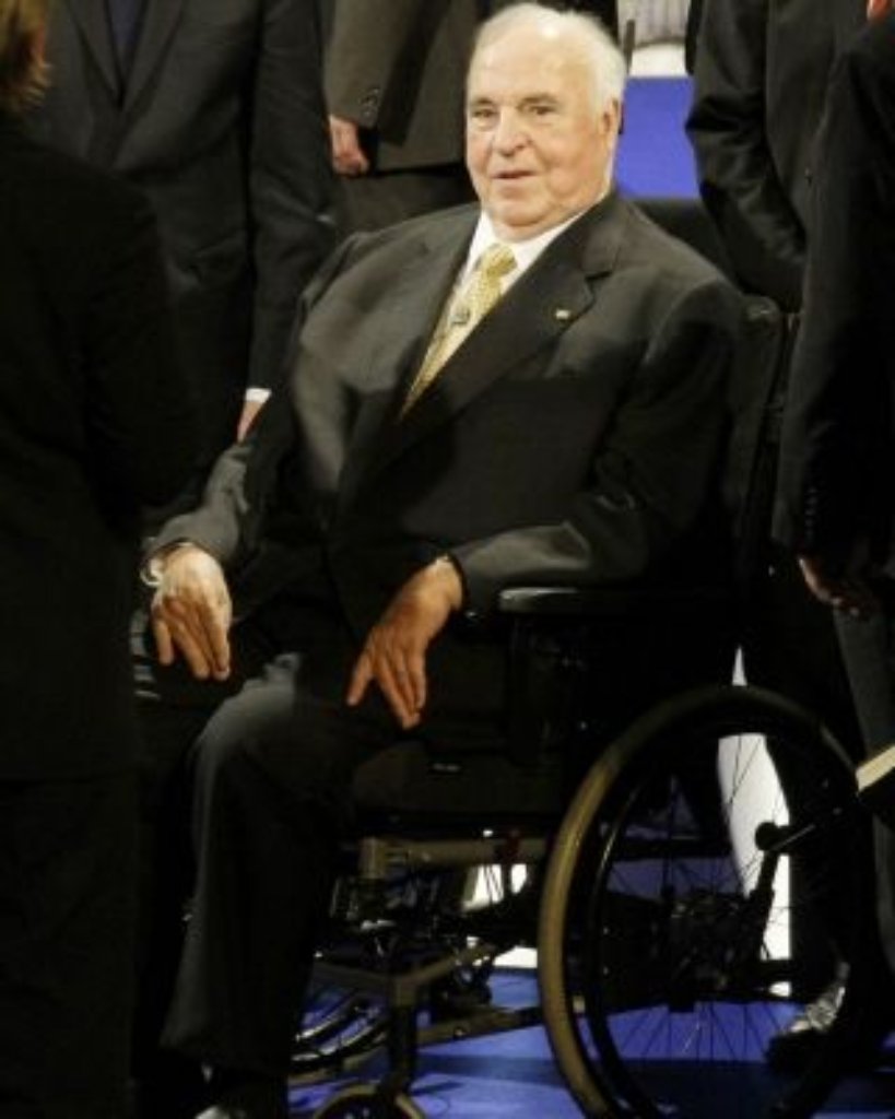 Helmut Kohl bei den Feierlichkeiten zum Mauerfall-Jubiläum am 31. Oktober 2009. Der Alt-Kanzler ist schwer gezeichnet von einem Sturz im Februar 2008, bei dem er ein Schädel-Hirn-Trauma erleidet.