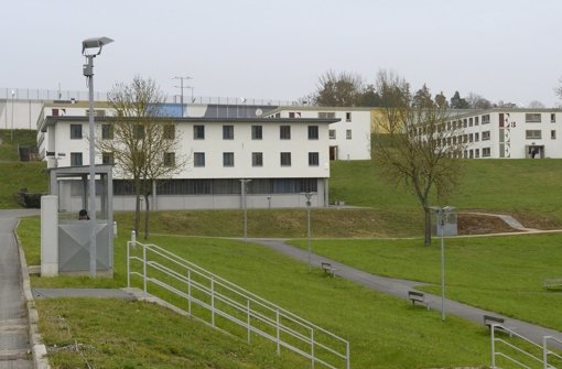 Bei einer Massenschlägerei im Jugendgefängnis Adelsheim soll er einen Beamten mit schwer verletzt haben, nun steht ein 21-Jähriger in Mosbach vor Gericht. Foto: dpa