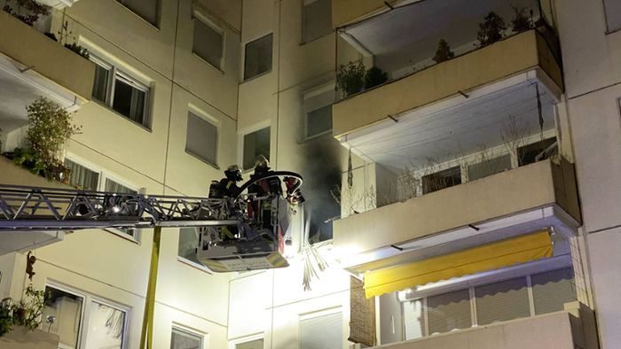 Feuerwehr rettet Mann aus brennender Wohnung