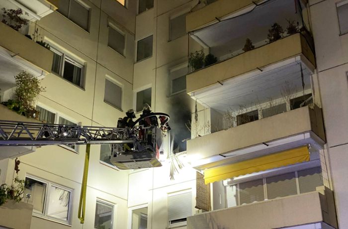 Stuttgart-Giebel: Feuerwehr rettet Mann aus brennender Wohnung