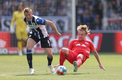 Bielefelds Joakim Nilsson gegen Emils Forsberg von Leipzig – am Ende jubelte nur einer. Foto: dpa/Friso Gentsch