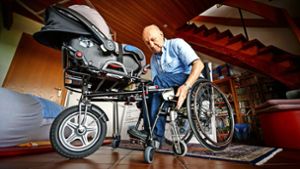 Wichtig ist Walter Föhl, dass Rollstuhlfahrer alle Teile  selbst und ohne Werkzeug montieren können. Foto: Stoppel