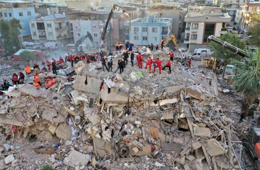 Rettungskräfte arbeiten am Ort eines durch ein Erdbeben eingestürzten Gebäudes. (Bild vom 31.10.2020) Foto: dpa