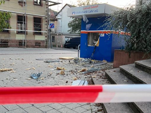 Der Geldautomat der Lahrer Volksbank in Sulz wurde Montagfrüh gesprengt. Foto: Bender