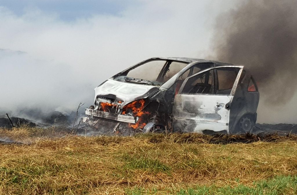 Als die Feuerwehr eintraf, stand der Wagen schon voll in Flammen.