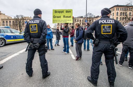 Verschwörungsgläubige bei einer Demonstration in München. Foto: imago/ZUMA Wire