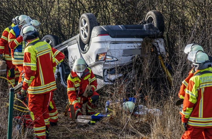 Unfall auf A81 bei Hildrizhausen: 70-jährige Autofahrerin bei Überschlag schwer verletzt