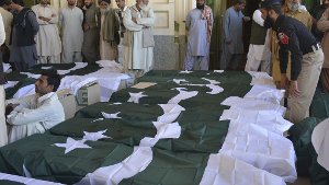 Angehörige suchen ihre toten Familienmitglieder nach dem Anschlag von Quetta. Foto: AP