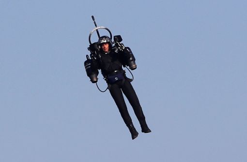 Mit einem sogenannten Jetpack, ein Antrieb auf dem Rücken, können einzelne Menschen in die Lüfte fliegen (Symbolbild). Foto: AFP/VALERY HACHE