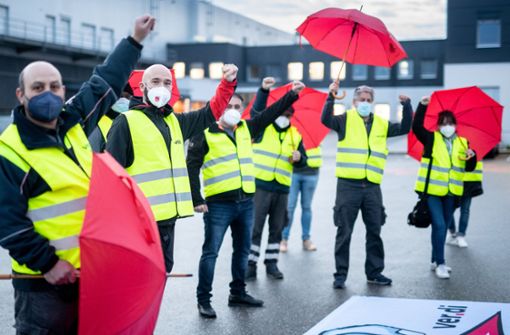 In Bayern macht die Gewerkschaft – hier mit Beschäftigten von Lidl – schon Druck mit Warnstreiks im Einzelhandel. Foto: dpa/Matthias Balk