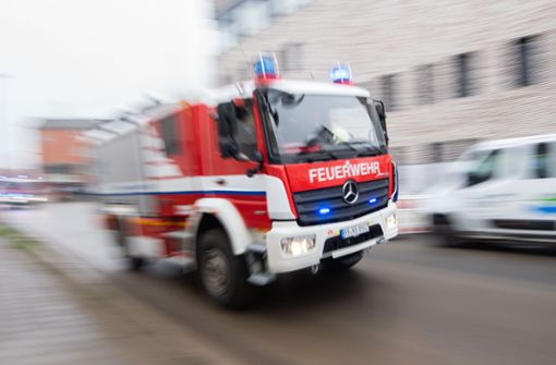 Da nach dem Unfall Betriebsstoffe ausliefen,  war die Feuerwehr Ostfildern mit zwei Fahrzeugen vor Ort (Symbolfoto). Foto: picture alliance/dpa/Julian Stratenschulte