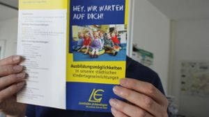 Mit diesem Flugblatt wirbt die Stadt L.-E.  um pädagogische Nachwuchskräfte. Foto: N.  Kanter