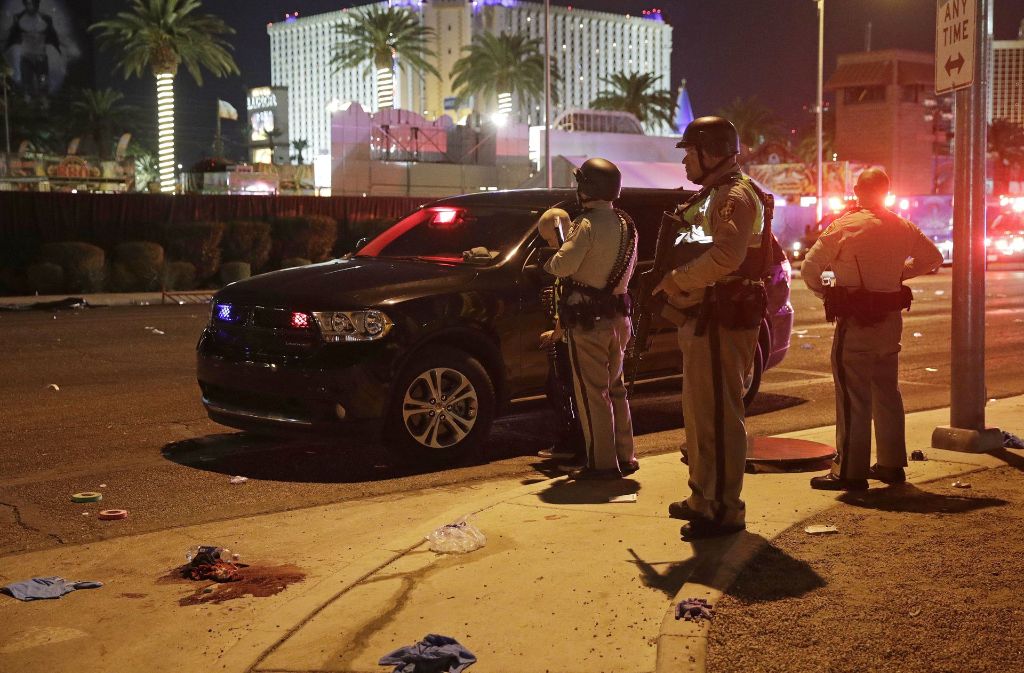 Polizisten sind nach der Schießerei in Las Vegas unterwegs und sichern die Gegend.