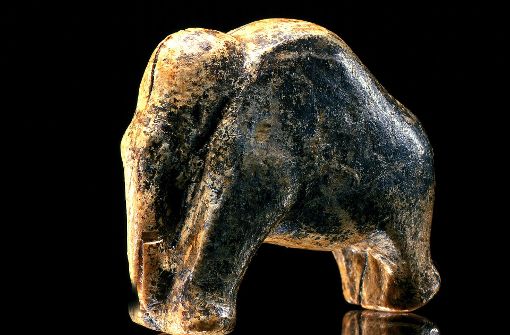 Das 35000 Jahre alte Mammut aus Mammutelfenbein ist in der Vogelherd-Höhle auf der Schwäbischen Alb gefunden worden. Auch sie wird zum Weltkulturerbe. (Archivfoto) Foto: dpa