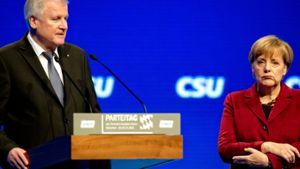 Die entscheidende Szene vom CSU-Parteitag im vergangenen Jahr: Seehofer tadelt Merkel. Foto: dpa
