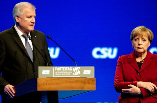 Die entscheidende Szene vom CSU-Parteitag im vergangenen Jahr: Seehofer tadelt Merkel. Foto: dpa