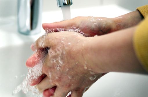 Acht- bis zehnmal Händewaschen pro Tag ist genug, sagen Hautärzte. Foto: picture alliance / dpa/Ole Spata