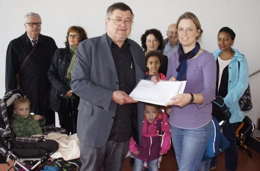 Im Namen der Bürgerinitiative  hat Julia Mohr  an Bürgermeister Matthias Hahn eine Unterschriftenliste gegen  den Bau eines Sendemasten am Spechtweg  überreicht. Foto: Leonie Schüler