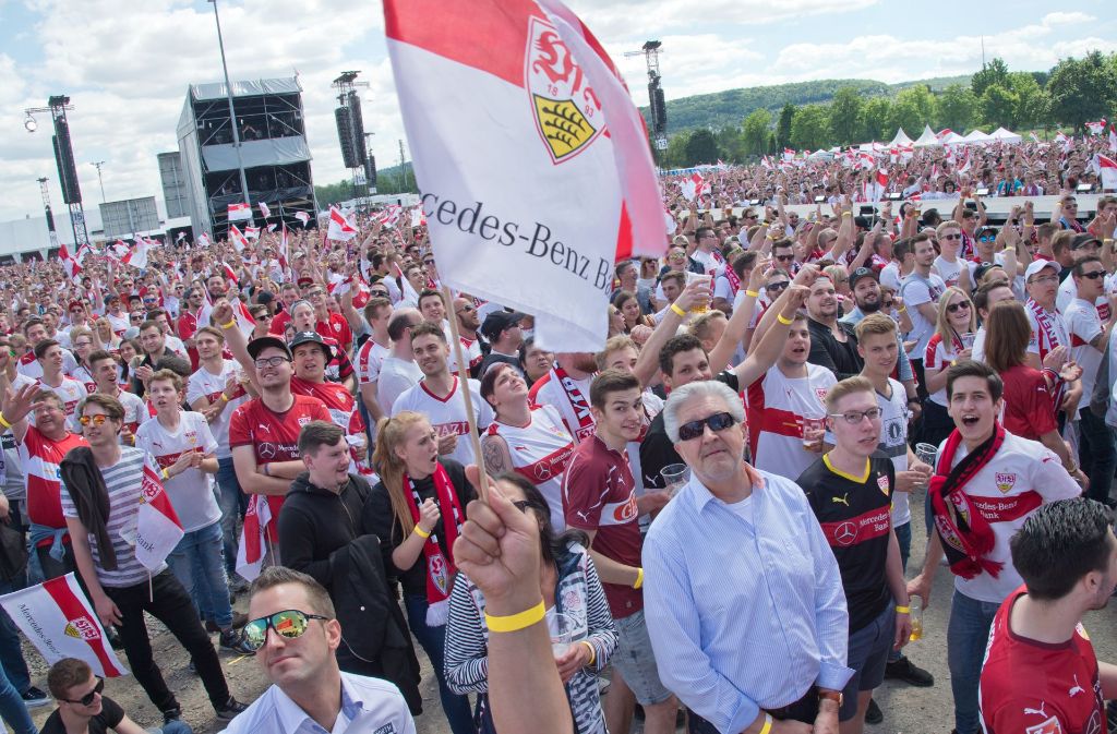 Alle in Weiß-Rot: Die VfB-Fans bekennen auf dem Wasen Farbe.