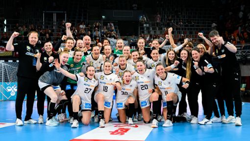 Die deutschen Handballerinnen haben die Olympia-Teilnahme perfekt gemacht. Foto: Marco Wolf/dpa