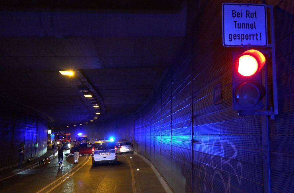 Während der Unfallaufnahme war der Hengstäckertunnel in beiden Fahrtrichtungen gesperrt.