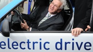 Ministerpräsident Winfried Kretschmann (Grüne) am Steuer eines Elektro-Smart - Im Herbst 2012 will Daimler mit 300 Fahrzeugen, die jeder mieten kann, in Stuttgart an den Start gehen. Foto: dpa