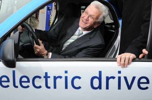 Ministerpräsident Winfried Kretschmann (Grüne) am Steuer eines Elektro-Smart - Im Herbst 2012 will Daimler mit 300 Fahrzeugen, die jeder mieten kann, in Stuttgart an den Start gehen. Foto: dpa