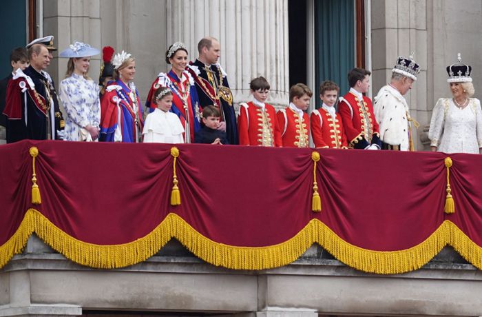 Entertainer Prinz Louis: König Charles III. winkt mit Familie vom Balkon