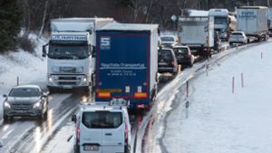 Der Verkehr staut sich auf der B31 bei Hinterzarten (Baden-Württemberg) im Schwarzwald. Der Schneefall hat zu großen Verkehrsbehinderungen im Schwarzwald geführt (Archivbild). Foto: dpa