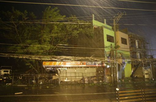 Der Taifun „Magkhut“ trifft auf Land. Bereits die Vorboten haben schwere Schäden angerichtet. Foto: AP