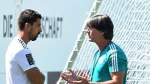 Bundestrainer Joachim Löw war einst Coach in Stuttgart und schätzt den Austausch mit Sami Khedira, dem früheren VfB-Profi. Foto: AFP