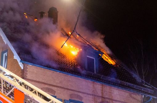 Der Dachstuhl stand lichterloh in Flammen. Foto: 7aktuell.de