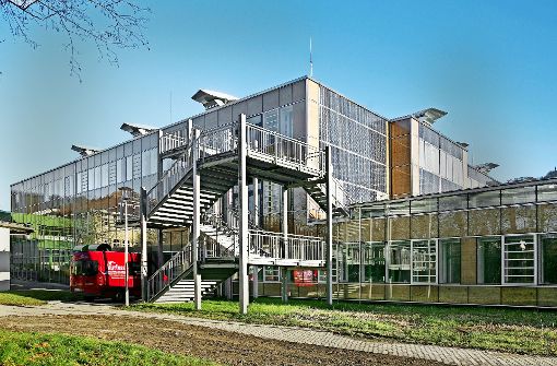 Die komplette Schule ist bei  der Sanierung mit einer energetisch wirksamen, gläsernen Doppelfassade ausgestattet worden. Foto: Horst Rudel