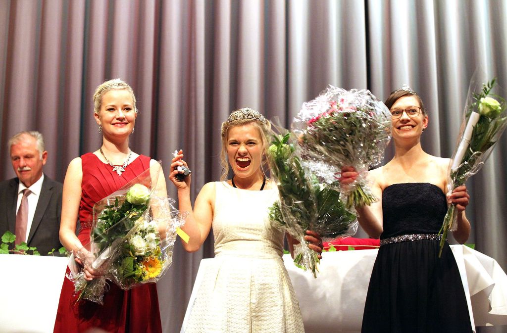Die neue Württemberger Weinkönigin jubelt über ihren Sieg. An ihrer Seite: Weinprinzessinen Laura Irouschek (links) und Jasmin Knörzer (rechts).