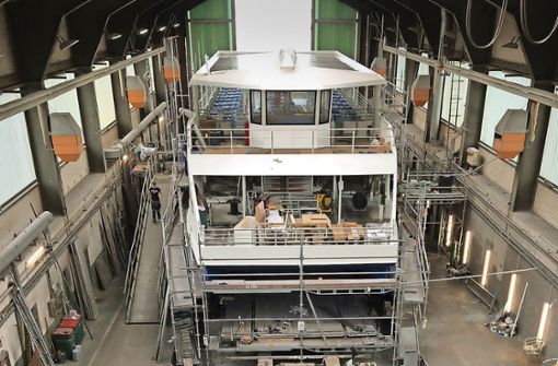 Das neue E-Boot sieht aus wie ein Katamaran. Noch steht es in der Werft in Friedrichshafen. Foto: BSB/oh