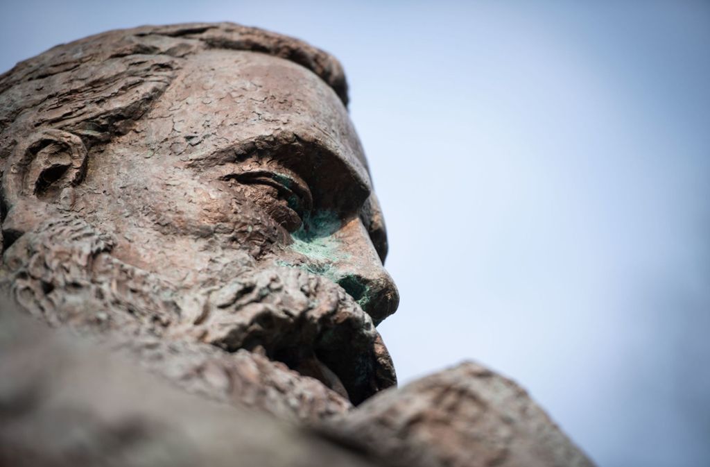 Als Denkmal grübelt er vor sich hin – aber man kann Friedrich Engels jetzt auch anders erleben. Foto: dpa/Bernd Thissen
