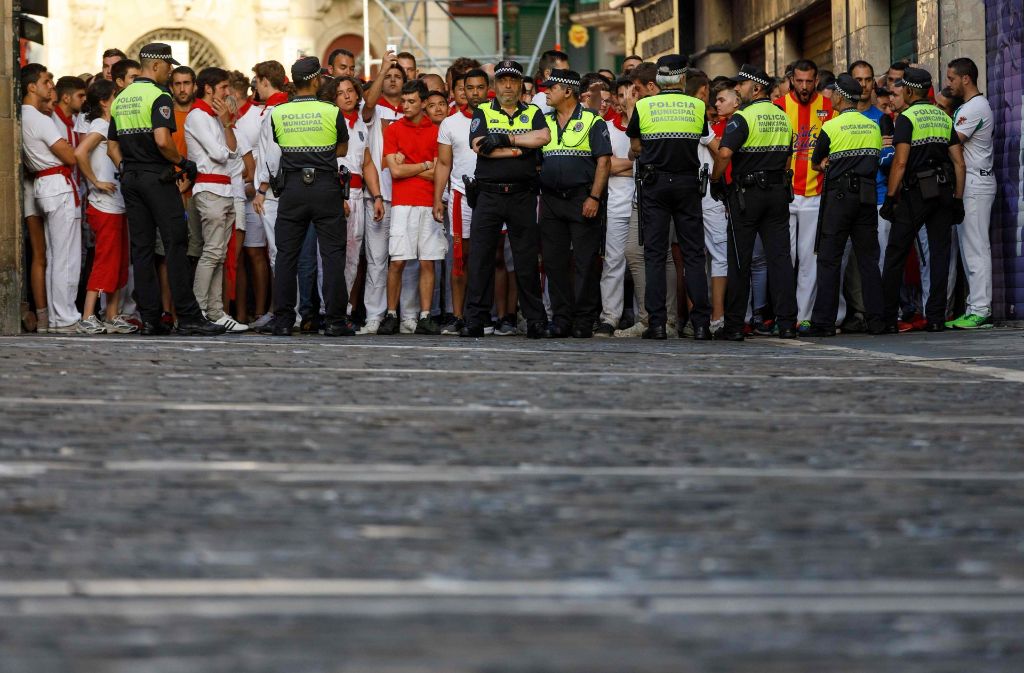 Die Teilnehmer warten vor Beginn der Stierhatz in Pamplona an der Startlinie.