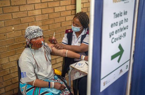 In Südafrika sind erst rund 31 Prozent der Bevölkerung vollständig gegen das Coronavirus geimpft. Foto: dpa/Jerome Delay