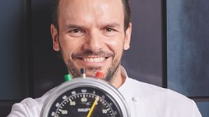 Die Stoppuhr zeigt, bei TV-Koch Steffen Henssler geht es schnell zu. Er möchte mit seinen Rezepten inspirieren und zeigen, dass auch Anfänger gutes Essen zubereiten können. Foto: Frank von Wieding