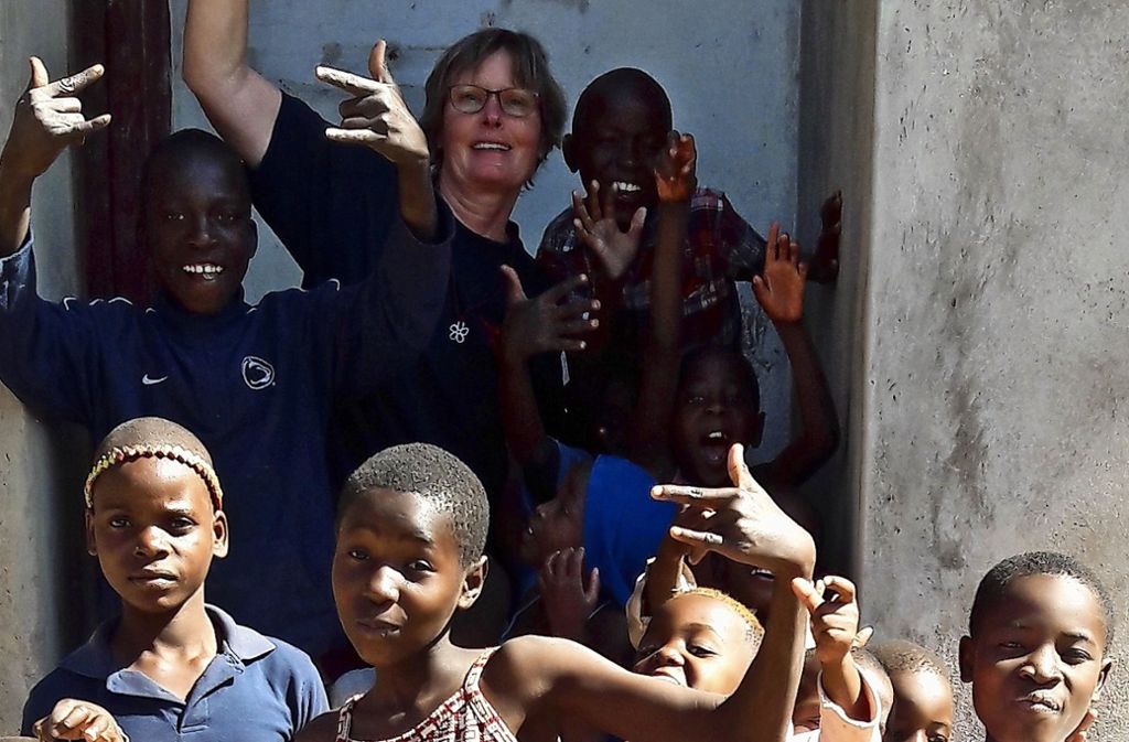 Gabriele Kieninger mit Kindern in Simbabwe. Foto:  