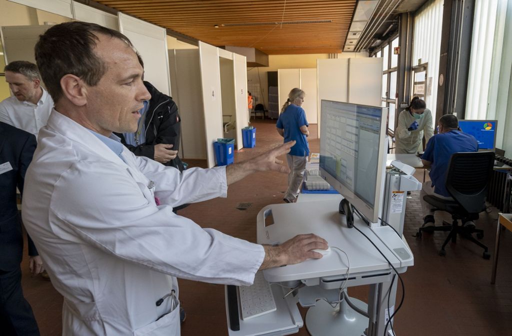Johannes Böer, der Chefarzt der Sindelfinger Notaufnahme, zeigt die neue Fieber-Ambulanz.